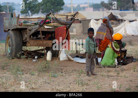 À la famille Rajput pauvres juste chameau à Pushkar Inde Banque D'Images