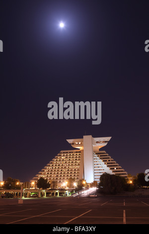 Une vue de l'hôtel Sheraton de Doha, dans la capitale du Qatar sous un lumineux, pleine lune. Banque D'Images