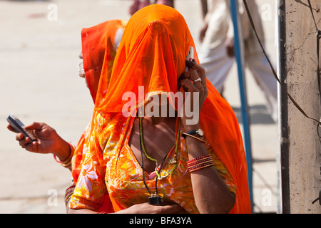 Rajput Woman talking on a mobile phone à la foire de Pushkar Inde Chameau Banque D'Images