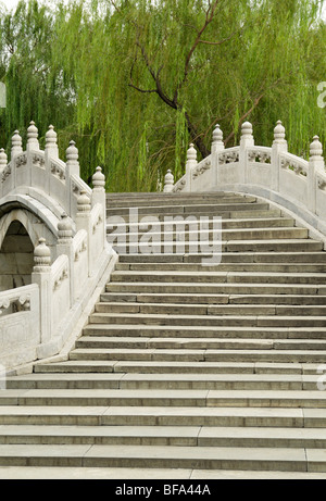 Le pont de Doushan dans le parc de Beihai à Qionghua (l'île aux fleurs de Jade), Beijing CN Banque D'Images