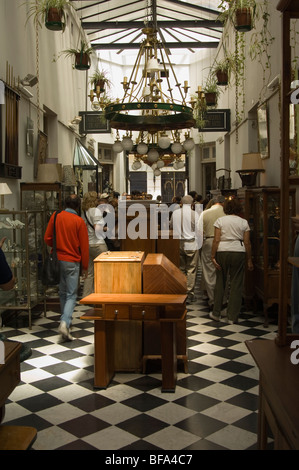 Marché aux puces le dimanche, l'Antiquité marchands sur la Plaza Dorrego, San Telmo, Buenos Aires, Argentine Banque D'Images