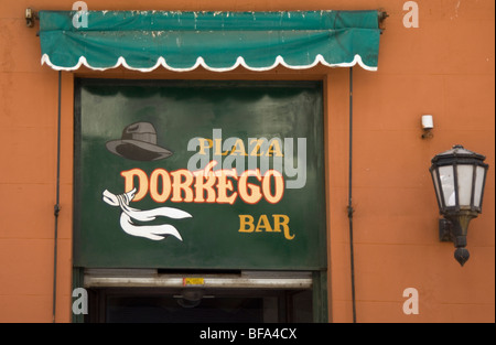 Marché aux puces le dimanche, l'Antiquité marchands sur la Plaza Dorrego, San Telmo, Buenos Aires, Argentine Banque D'Images