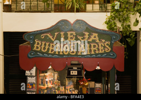 Marché aux puces le dimanche, l'Antiquité marchands sur la Plaza Dorrego, San Telmo, Buenos Aires, Argentine Banque D'Images