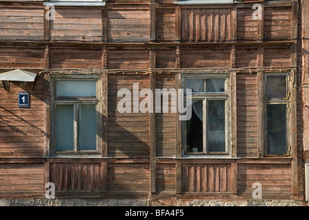 La lumière du soleil sur une façade en bois à Riga, Lettonie Banque D'Images