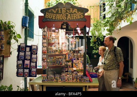 Marché aux puces le dimanche, l'Antiquité marchands sur la Plaza Dorrego, San Telmo, Buenos Aires, Argentine Banque D'Images