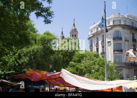 Marché aux puces le dimanche, l'Antiquité marchands sur la Plaza Dorrego, Buenaos Aires, Argentine Banque D'Images