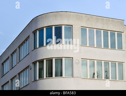 Détail de construction fonctionnelle de magasin Bata à Grand Square (Velke namesti) dans la région de Kromeriz, République Tchèque Banque D'Images