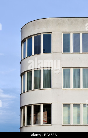 Détail de construction fonctionnelle de magasin Bata à Grand Square (Velke namesti) dans la région de Kromeriz, République Tchèque Banque D'Images