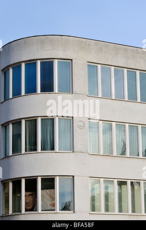 Détail de construction fonctionnelle de magasin Bata à Grand Square (Velke namesti) dans la région de Kromeriz, République Tchèque Banque D'Images