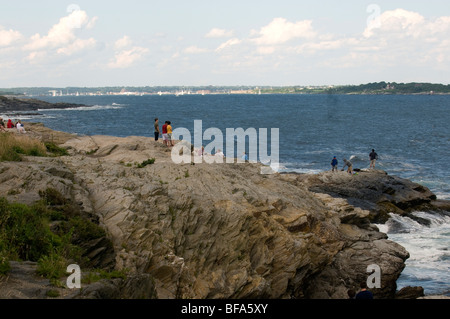 Vue panoramique de la côte rocheuse à l'extérieur, vers Newport de castor sur la baie de Narragansett (Rhode Island). Banque D'Images