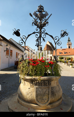 Bien sur la place principale, la rouille ( hongrois : Ruszt ) sur le lac, Burgenland, Autriche Banque D'Images