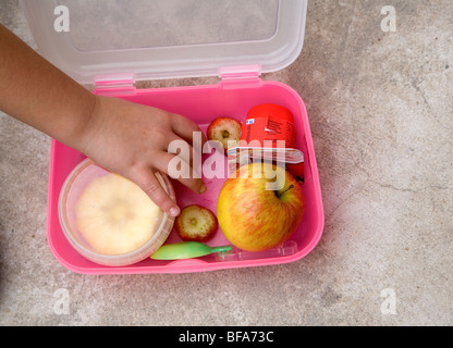 Des paniers-repas à l'école - des fruits sains et yogourt Banque D'Images