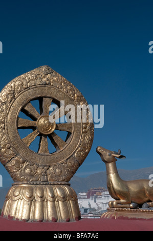 Deux cerfs s'asseoir de chaque côté de la roue du dharma sur le toit du temple Jokhang à Lhassa au Tibet Banque D'Images