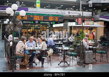 Table de salle à manger du restaurant à l'intérieur du vieux bâtiment, la gare d'Atocha, Madrid, Espagne Banque D'Images