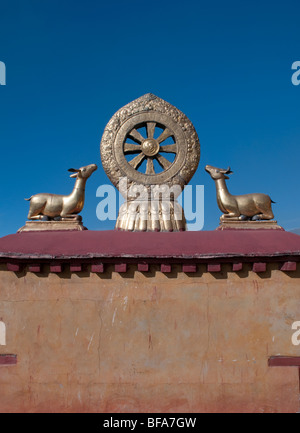 Deux cerfs s'asseoir de chaque côté de la roue du dharma sur le toit du temple Jokhang à Lhassa au Tibet Banque D'Images