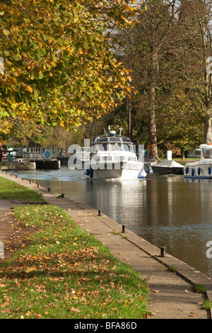 Plaisir cruiser laissant Hurley verrou sur la Tamise dans le Berkshire, Royaume-Uni Banque D'Images