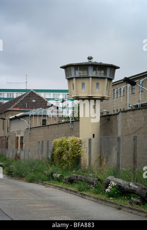 Berlin. L'Allemagne. Hohenschönhausen Memorial. Tour de guet sur le périmètre de l'ancienne prison de la STASI. Banque D'Images