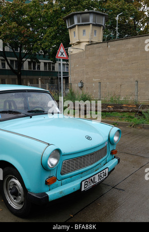 Berlin. L'Allemagne. Hohenschönhausen Memorial. Tour de guet sur le périmètre de l'ancienne prison de la STASI. Banque D'Images