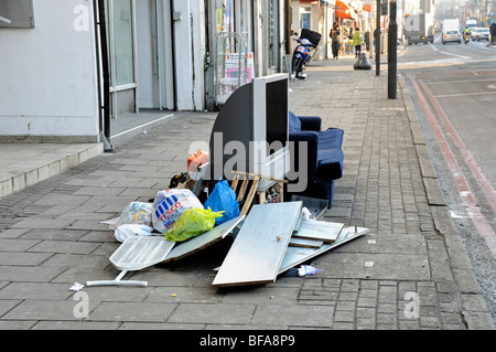 Déchets sur la chaussée, Holloway Road Islington Londres Angleterre Royaume-uni Banque D'Images