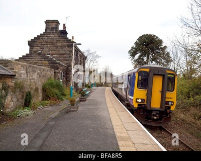 Un train à la station de Danby sur les ruraux Esk Valley Railway de Middlesbrough à Whitby, sans passagers à bord et descend rejoindre Banque D'Images