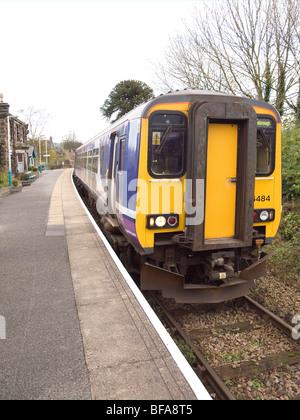 Un train à la station de Danby sur les ruraux Esk Valley Railway de Middlesbrough à Whitby, sans passagers à bord et descend rejoindre Banque D'Images