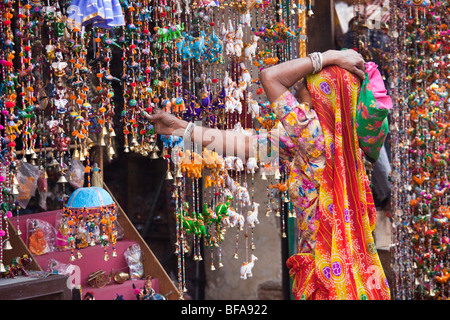 Femme Rajput dans un magasin de souvenirs en marché Sadar durant la foire de chameau à Pushkar Inde Banque D'Images