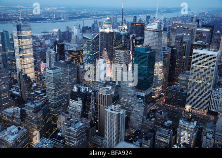 Vue en soirée vers Times Square de l'Empire State Building, Manhattan, New York City, USA Banque D'Images