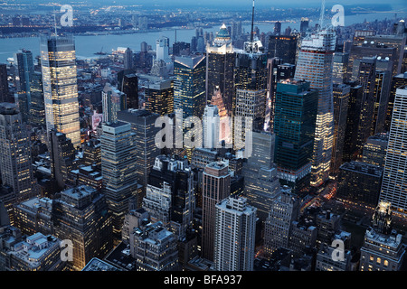 Vue en soirée vers Times Square de l'Empire State Building, Manhattan, New York City, USA Banque D'Images