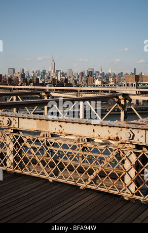 Vue sur l'horizon de Brooklyn Bridge vers mid town Manhattan, New York, USA Banque D'Images