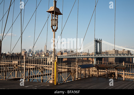 Vue du pont de Brooklyn vers mid town Manhattan et pont de Manhattan, New York, USA Banque D'Images