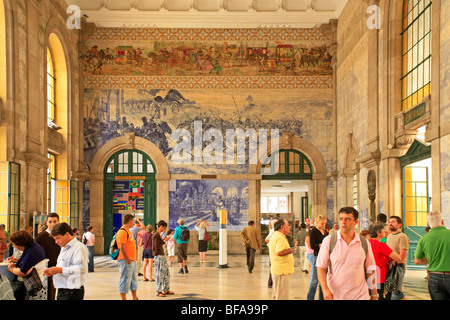 Images peintes sur panneaux de tuile dans le vestibule de la gare Sao Bento, Porto, Portugal Banque D'Images