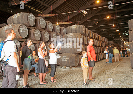 Les touristes à la cave de la compagnie de Vin de Porto Real Companhia Velha, Porto, Portugal Banque D'Images