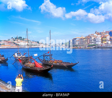 Du vin de bateaux sur le fleuve Douro, Porto, Portugal Banque D'Images