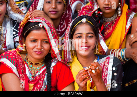 Les filles de l'Rajput juste chameau à Pushkar Inde Banque D'Images