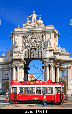 Tramway en face de l'Arc de Triomphe, Place du Commerce, Lisbonne, Portugal Banque D'Images