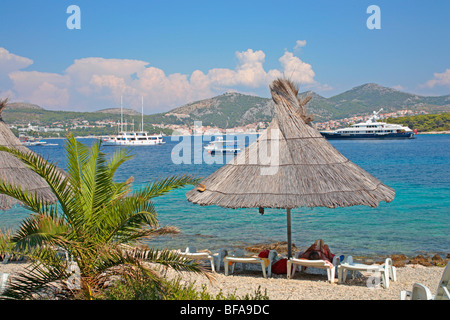 L'ancrage des bateaux d'excursion à l'extérieur de l'île de Marinkovac, les îles Pakleni, Hvar, Croatie, Dalmatie Centrale Banque D'Images