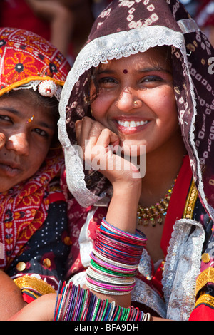 Les jeunes filles Rajput de l'Inde Pushkar Fair à chameau Banque D'Images