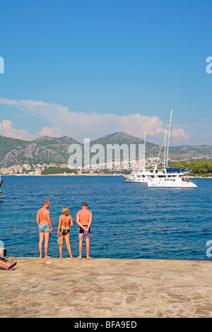 L'ancrage des bateaux d'excursion à l'extérieur de l'île de Marinkovac, les îles Pakleni, Hvar, Croatie, Dalmatie Centrale Banque D'Images