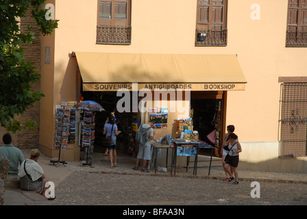 Librairie de souvenir et près de la porte du vin, le Palais de l'Alhambra, Grenade, Andalousie, Espagne Banque D'Images