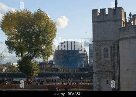 L'Hôtel de ville de Londres, photo prise à côté de la Tour de Londres, à la recherche sur la Tamise à la construction Banque D'Images