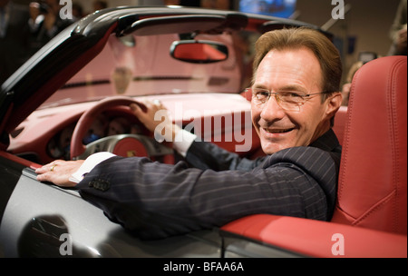 Michael Macht, Vorstandsvorsitzender der Porsche AG einem Porsche 911 Cabrio Banque D'Images