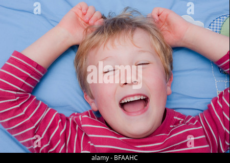 Un modèle publié la photo d'un garçon de six ans à l'intérieur rire au Royaume-Uni Banque D'Images