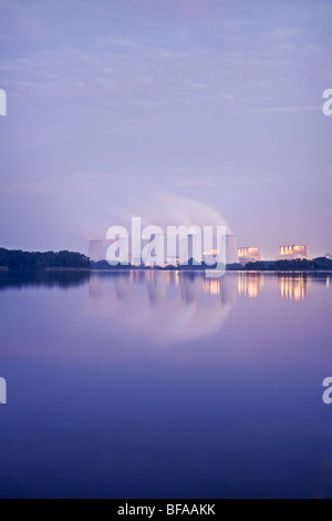 Photo de nuit de l'Jaenschwalde Braunkohlekraftwerk de Vattenfall Europe AG Banque D'Images