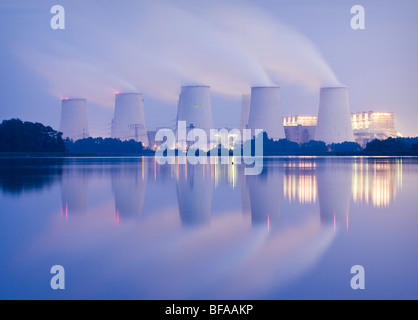 Photo de nuit de l'Jaenschwalde Braunkohlekraftwerk de Vattenfall Europe AG Banque D'Images