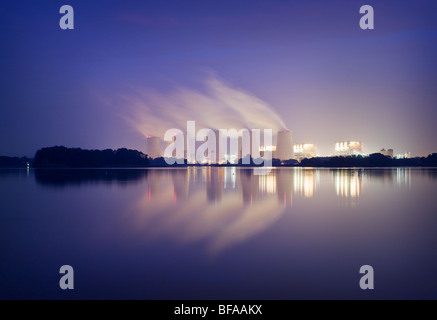 Photo de nuit de l'Jaenschwalde Braunkohlekraftwerk de Vattenfall Europe AG Banque D'Images