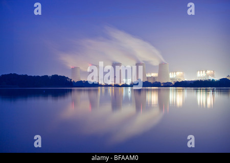 Photo de nuit de l'Jaenschwalde Braunkohlekraftwerk de Vattenfall Europe AG Banque D'Images