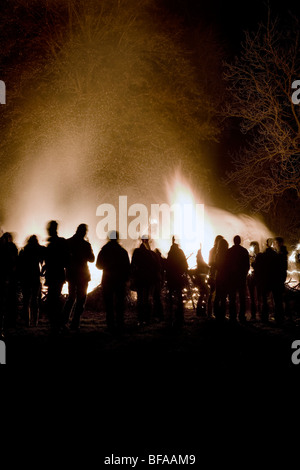 La foule en face de feu sur feu de nuit, le 5e Novembre Banque D'Images