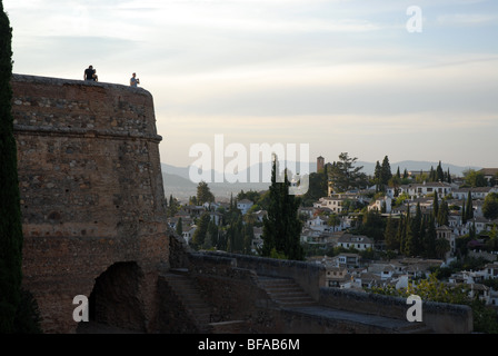 Les gens sur le Cubo de la Alhambra (la baignoire), de l'Alcazaba et l'Albaicin de Grenade, Andalousie, Espagne Banque D'Images