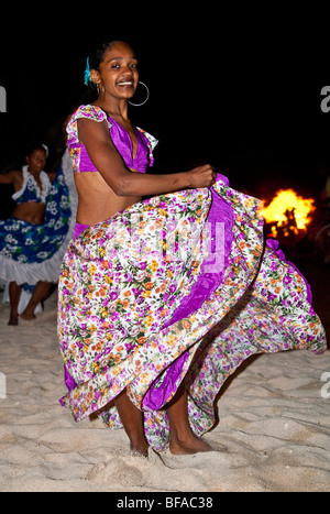 Danseuse de Sega sur Le Victoria Hotel beach, Pointe Aux Piments, Ile Maurice Banque D'Images