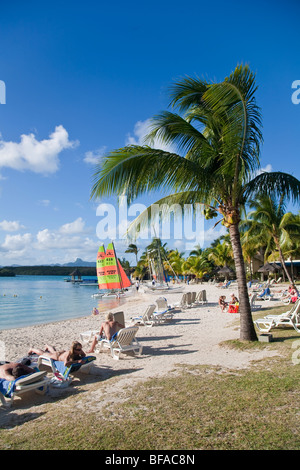 Plage de l'hôtel Shandrani, avec Lion Mountain, l'Ile Maurice Banque D'Images